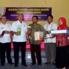 Bupati Kunimngan berfoto bersama usai menyerahkan bantuan kepada kelompok UMKM Desa Karoya.